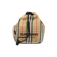 Burberry „Phoebe Heritage Stripe“ Beuteltasche aus Öko-Nylon mit Kordelzug in Beige