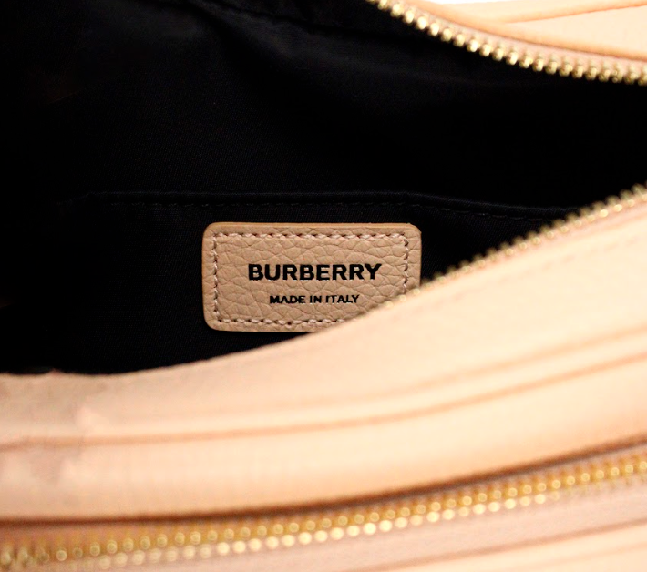 Kleine Burberry-Marken-Kamera-Umhängetasche aus genarbtem Leder in Pfirsichrosa