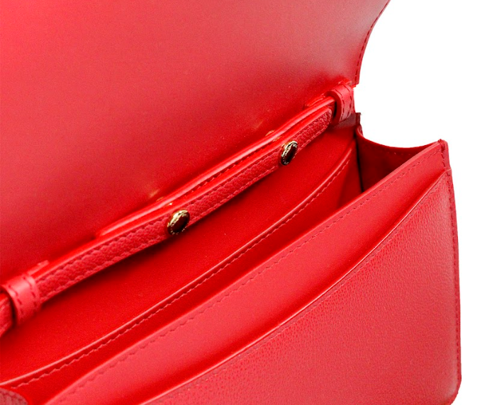 Burberry – Hampshire – Kleine Umhängetasche aus glattem Leder mit rotem Logoprägung