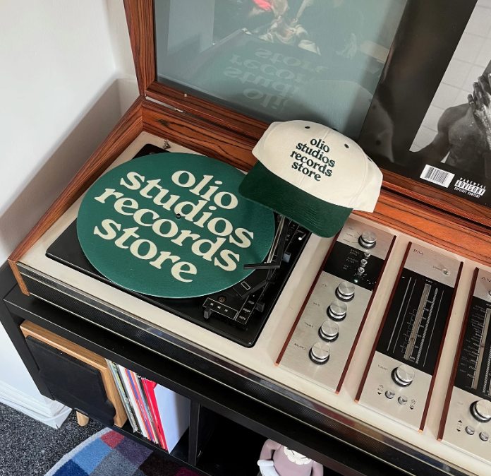 Olio Studios Record Store Zweifarbige Kappe Waldgrün/Ecru