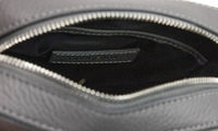 Burberry Thornton Kleine Umhängetasche aus genarbtem Leder mit geprägtem Logo in Grau