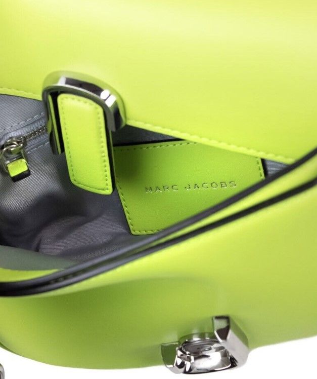 Marc Jacobs The J Marc Green Glow Umhängetasche aus glattem Leder