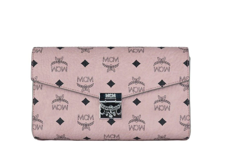 MCM – Mittelgroße Clutch aus weichem, rosafarbenem Leder mit Signatur-Diamant-Logo