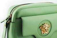 Versace – Elegante Kameratasche aus mintgrünem Leder