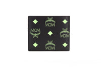 MCM Kleines, zweifach gefaltetes Portemonnaie aus glattem Visetos-Leder mit Monogramm-Logo in Schwarz und Sommergrün
