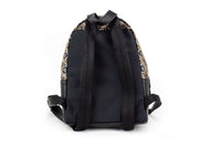 Marc Jacobs Signet Mini Schulterrucksack Büchertasche aus schwarzem Leder mit Logo-Aufdruck