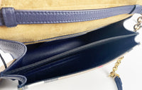 Burberry Macken Kleine Umhängetasche aus Leder in Regency-Blau mit House Check-Muster